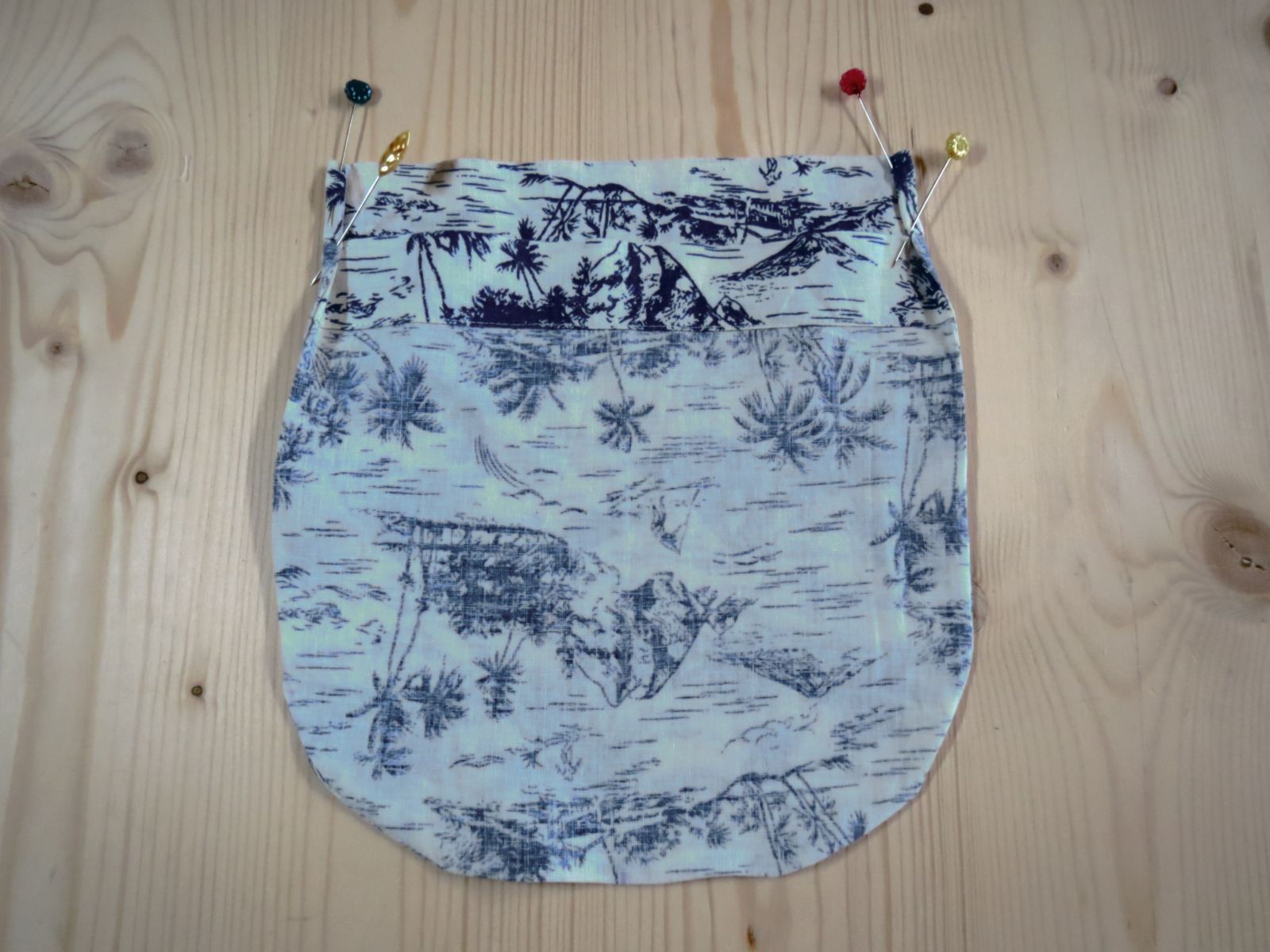 Blog-Inhaltsbild für 'UPCYCLING Projekt - Aus Herrenhemd schnell und einfach Einkaufsbeutel Einkaufstasche mit eingenähtem Beutel nähen ohne Schnittmuster firstloungeberlin'