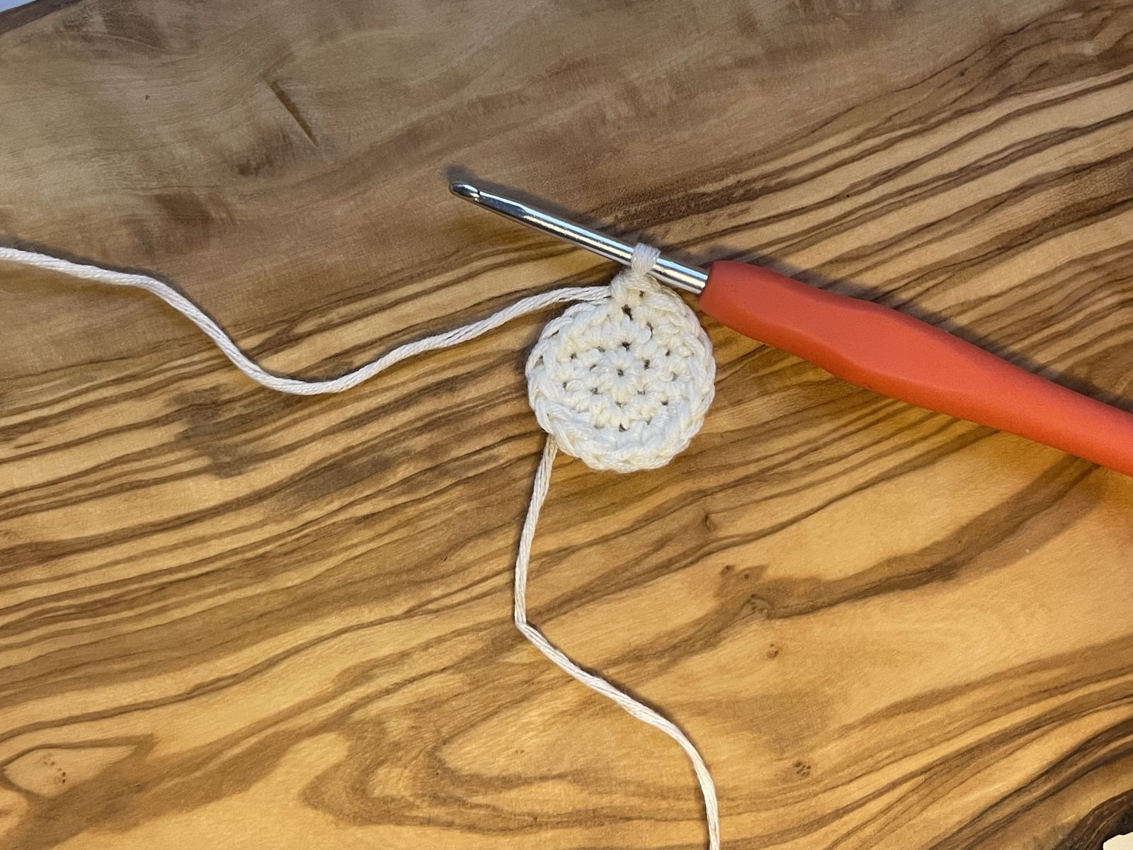 Blog-Inhaltsbild für 'Blüten-Teelichter häkeln: Sommerdeko mit Herz & Häkelhülle'