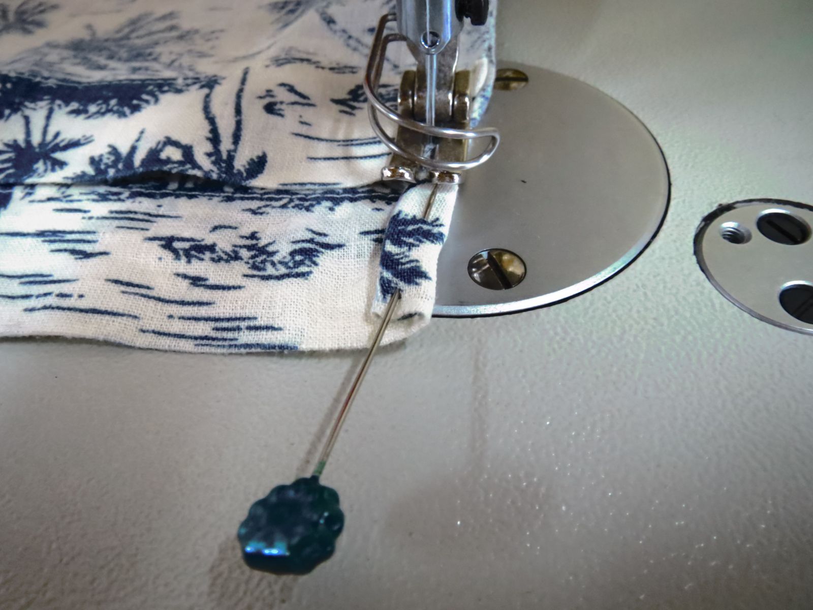 Blog-Inhaltsbild für 'UPCYCLING Projekt - Aus Herrenhemd schnell und einfach Einkaufsbeutel Einkaufstasche mit eingenähtem Beutel nähen ohne Schnittmuster firstloungeberlin'