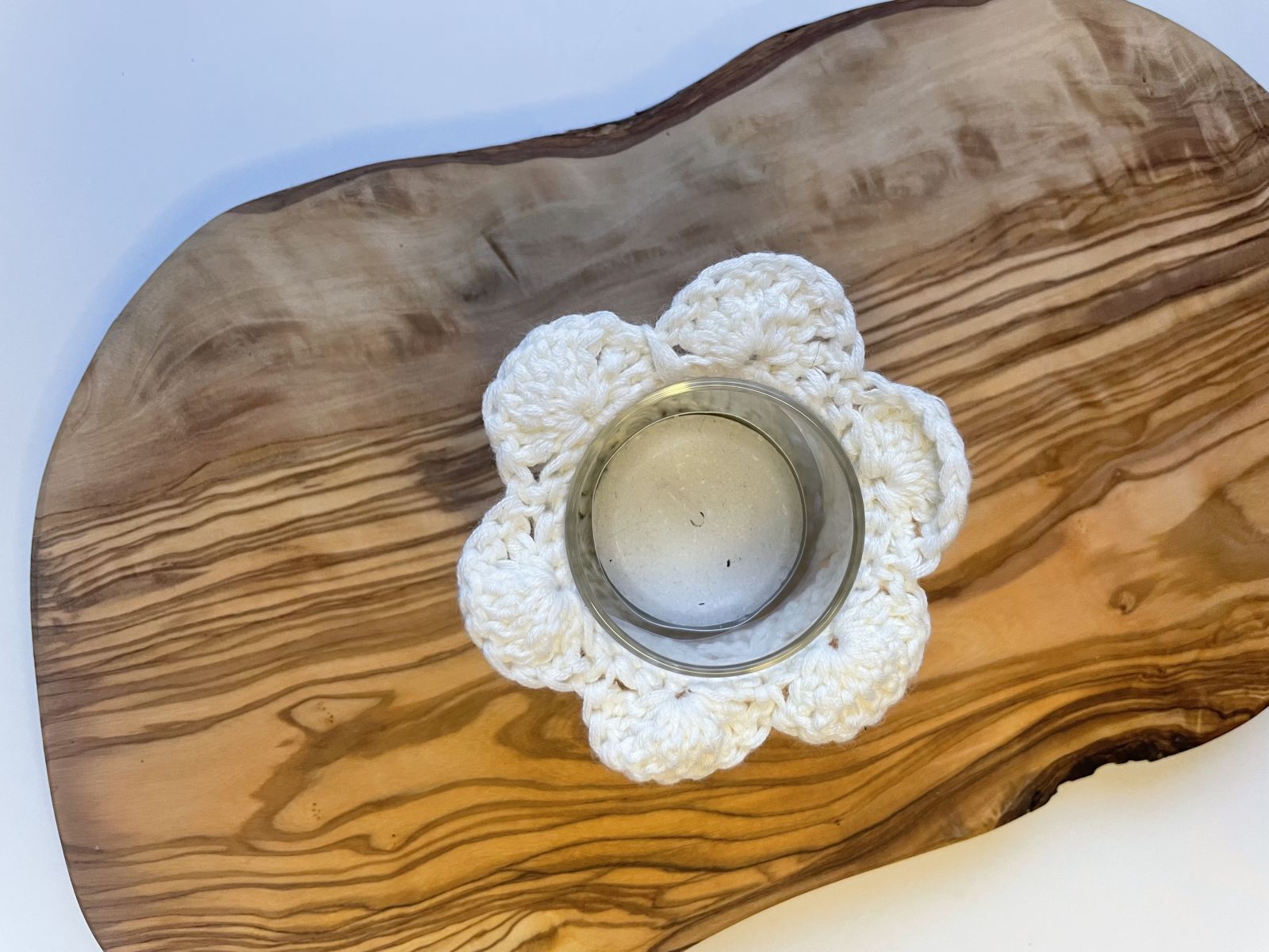 Blog-Inhaltsbild für 'Blüten-Teelichter häkeln: Sommerdeko mit Herz & Häkelhülle'