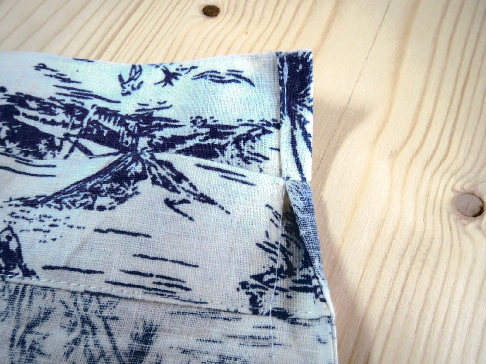 Blog-Inhaltsbild für 'UPCYCLING Projekt - Aus Herrenhemd schnell und einfach Einkaufsbeutel Einkaufstasche mit eingenähtem Beutel nähen ohne Schnittmuster firstloungeberlin'