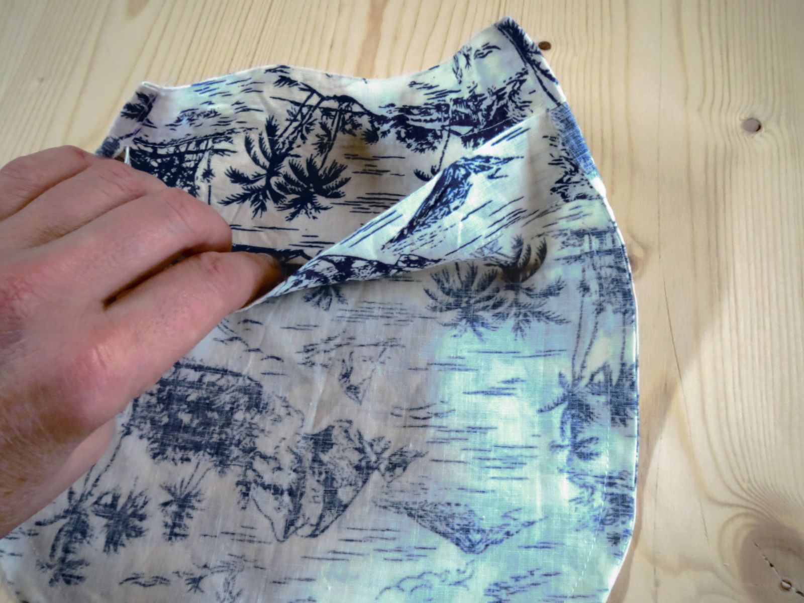 Blog-Inhaltsbild für 'UPCYCLING Projekt - Aus Herrenhemd schnell und einfach Einkaufsbeutel Einkaufstasche mit eingenähtem Beutel nähen ohne Schnittmuster firstloungeberlin'