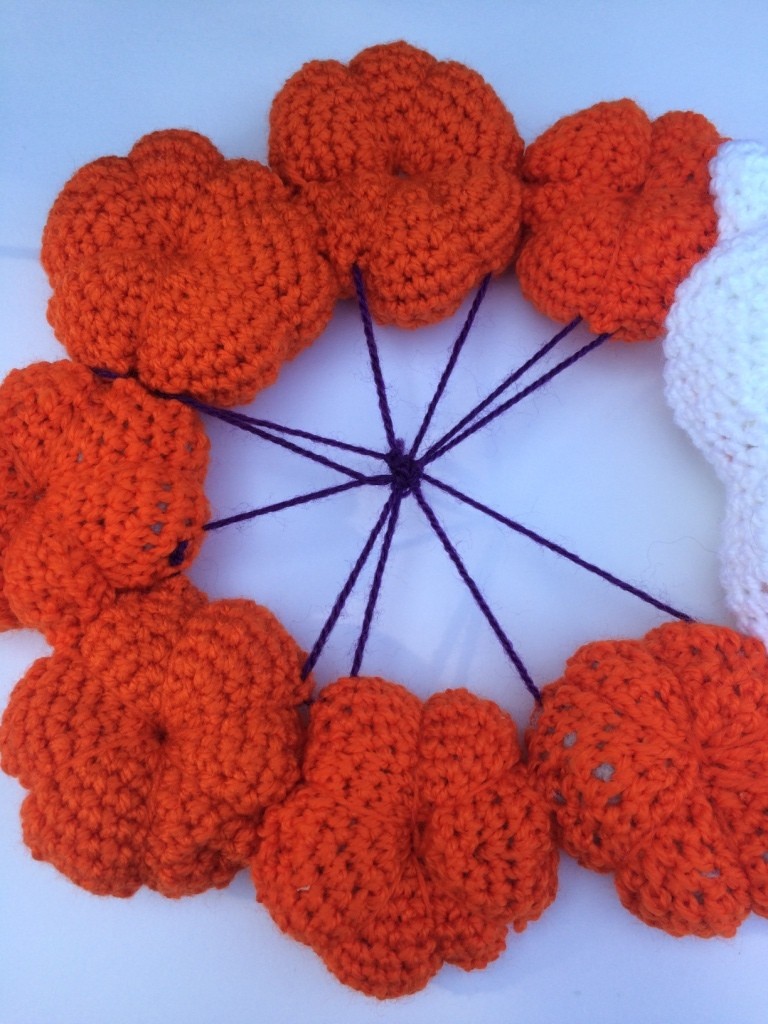 Blog-Inhaltsbild für 'Kostenlose Häkelanleitung - Türkranz Deko Halloween'