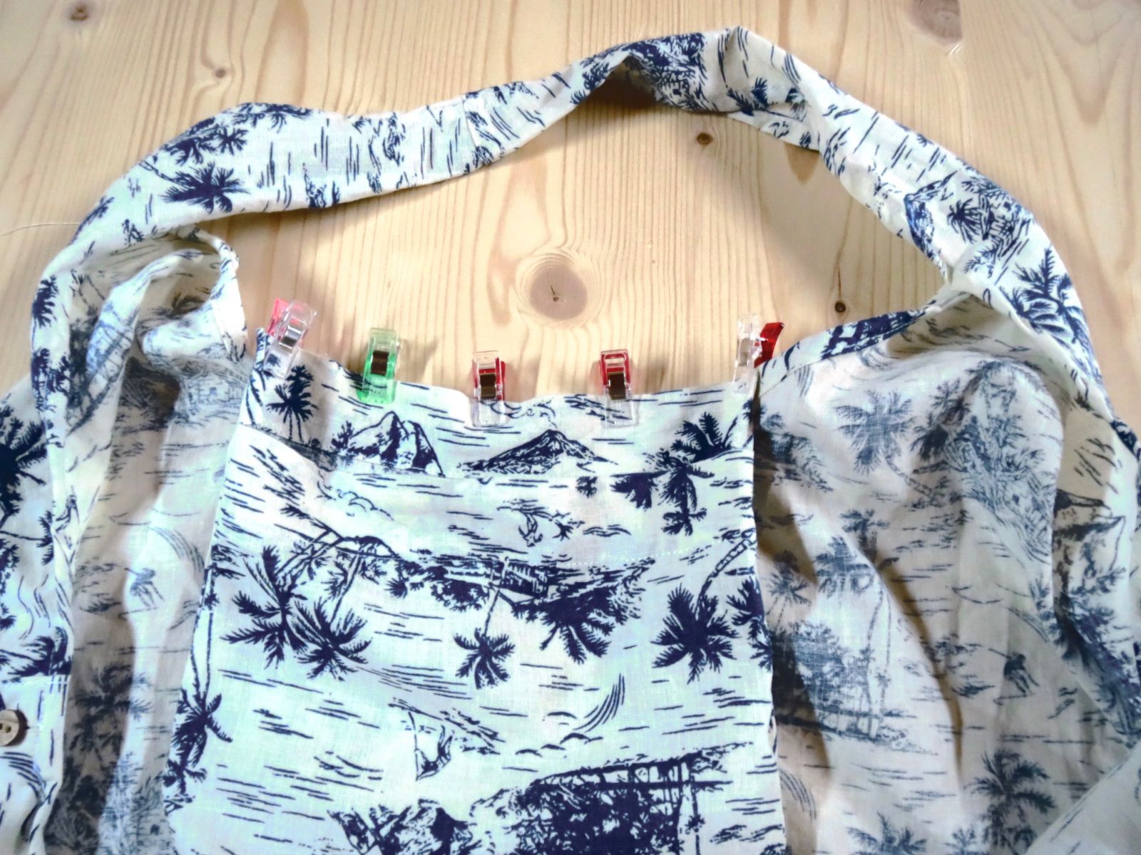 Blog-Inhaltsbild für 'UPCYCLING Projekt - Aus Herrenhemd schnell und einfach Einkaufsbeutel Einkaufstasche mit eingenähtem Beutel nähen ohne Schnittmuster firstloungeberlin'