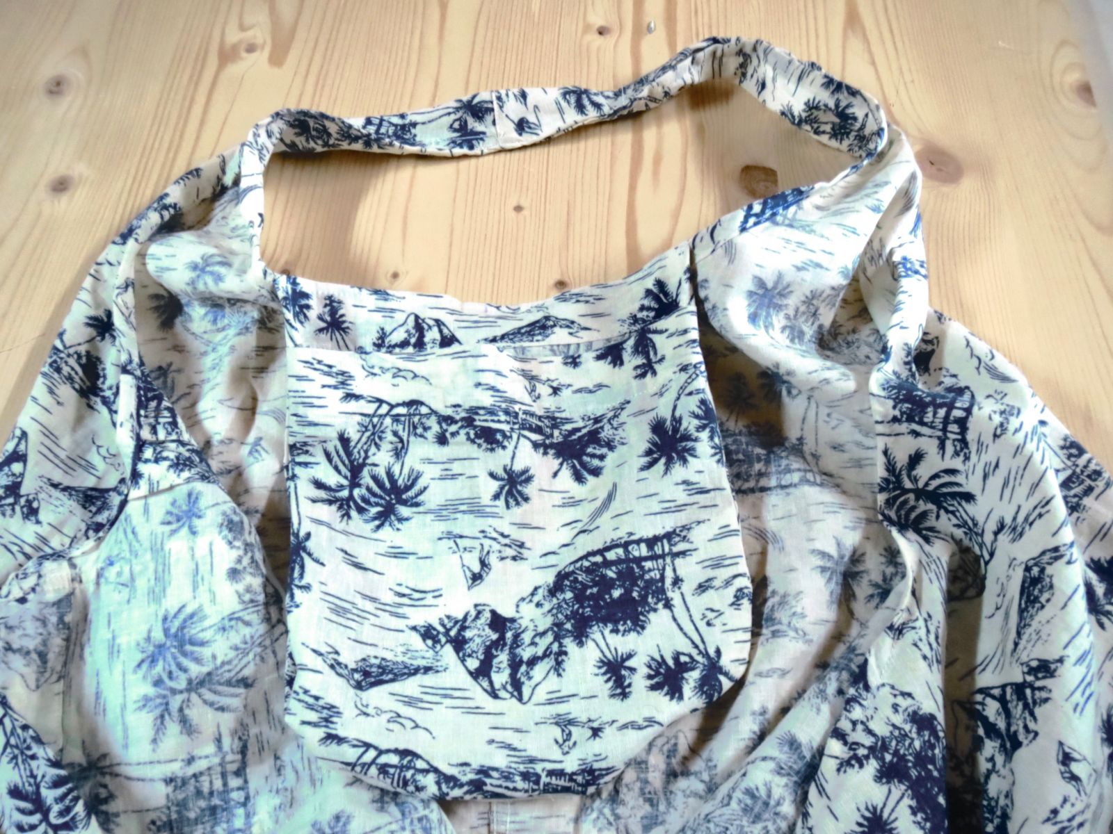 Blog-Inhaltsbild für 'UPCYCLING Projekt - Aus Herrenhemd schnell und einfach Einkaufsbeutel Einkaufstasche mit eingenähtem Beutel nähen ohne Schnittmuster firstloungeberlin'