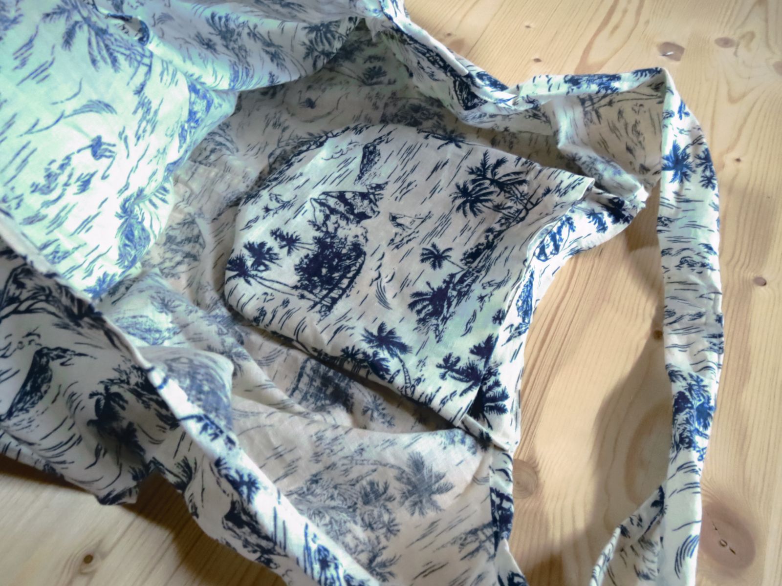 Blog-Inhaltsbild für 'UPCYCLING Projekt - Aus Herrenhemd schnell und einfach Einkaufsbeutel Einkaufstasche mit eingenähtem Beutel nähen ohne Schnittmuster firstloungeberlin'