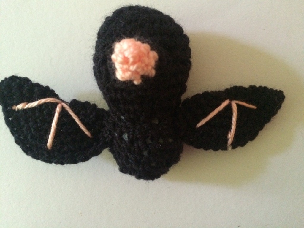 Blog-Inhaltsbild für 'Kostenlose Häkelanleitung - Kleine Fledermaus als Schlüsselanhänger oder Taschenbaumler'