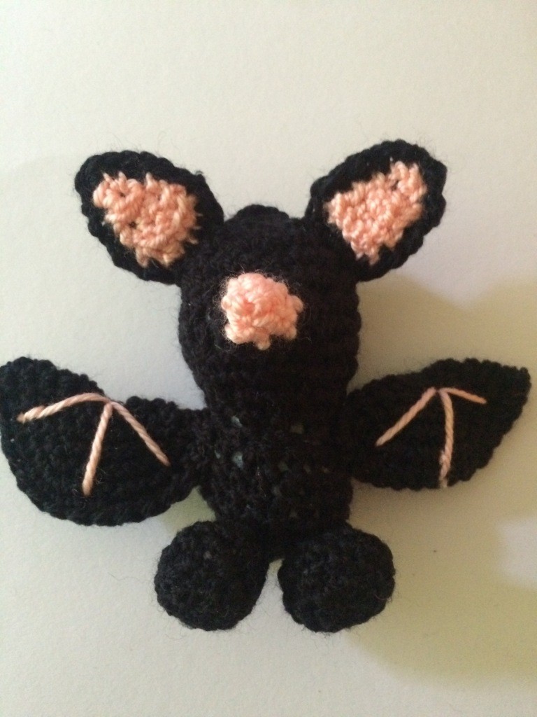 Blog-Inhaltsbild für 'Kostenlose Häkelanleitung - Kleine Fledermaus als Schlüsselanhänger oder Taschenbaumler'