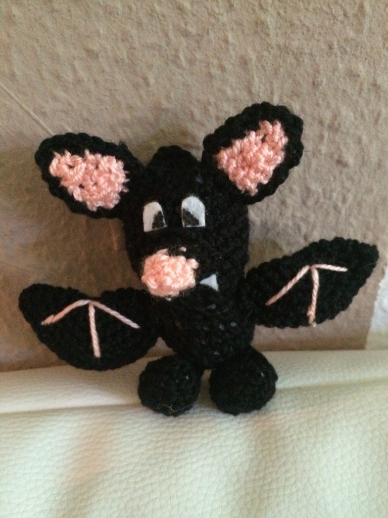 Blog-Inhaltsbild für 'Kostenlose Häkelanleitung - Kleine Fledermaus als Schlüsselanhänger oder Taschenbaumler'