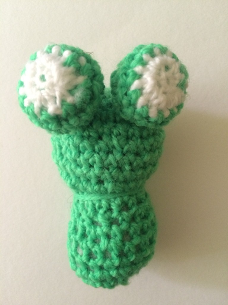 Blog-Inhaltsbild für 'Kostenlose Häkelanleitung - Kleiner Frosch Schlüsselanhänger Taschenbaumler'