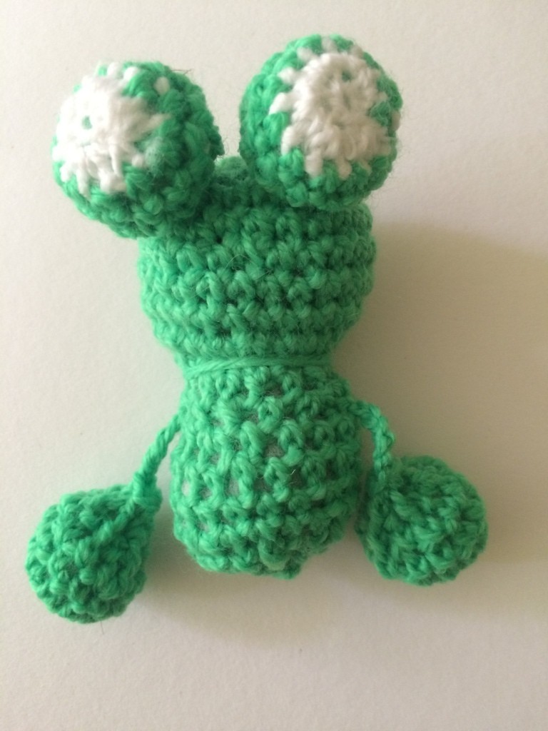 Blog-Inhaltsbild für 'Kostenlose Häkelanleitung - Kleiner Frosch Schlüsselanhänger Taschenbaumler'