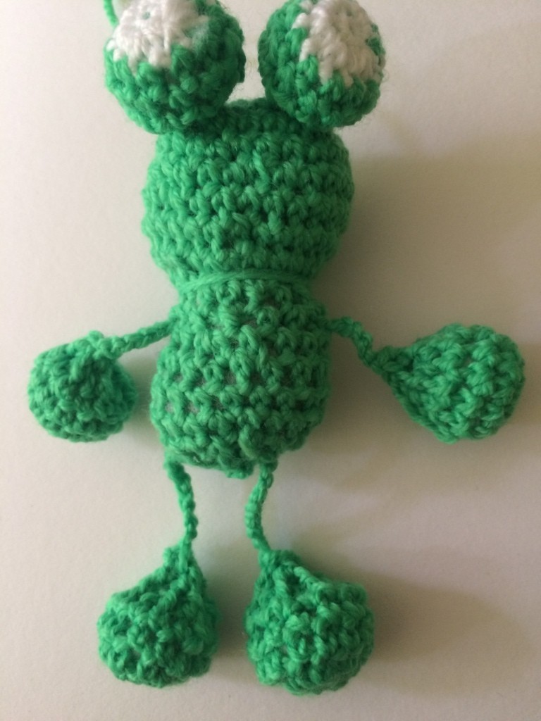 Blog-Inhaltsbild für 'Kostenlose Häkelanleitung - Kleiner Frosch Schlüsselanhänger Taschenbaumler'