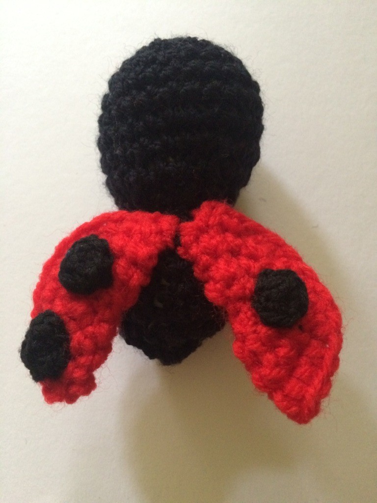 Blog-Inhaltsbild für 'Kostenlose Häkelanleitung - Kleiner Marienkäfer - Taschenbaumler oder Schlüsselanhänger'
