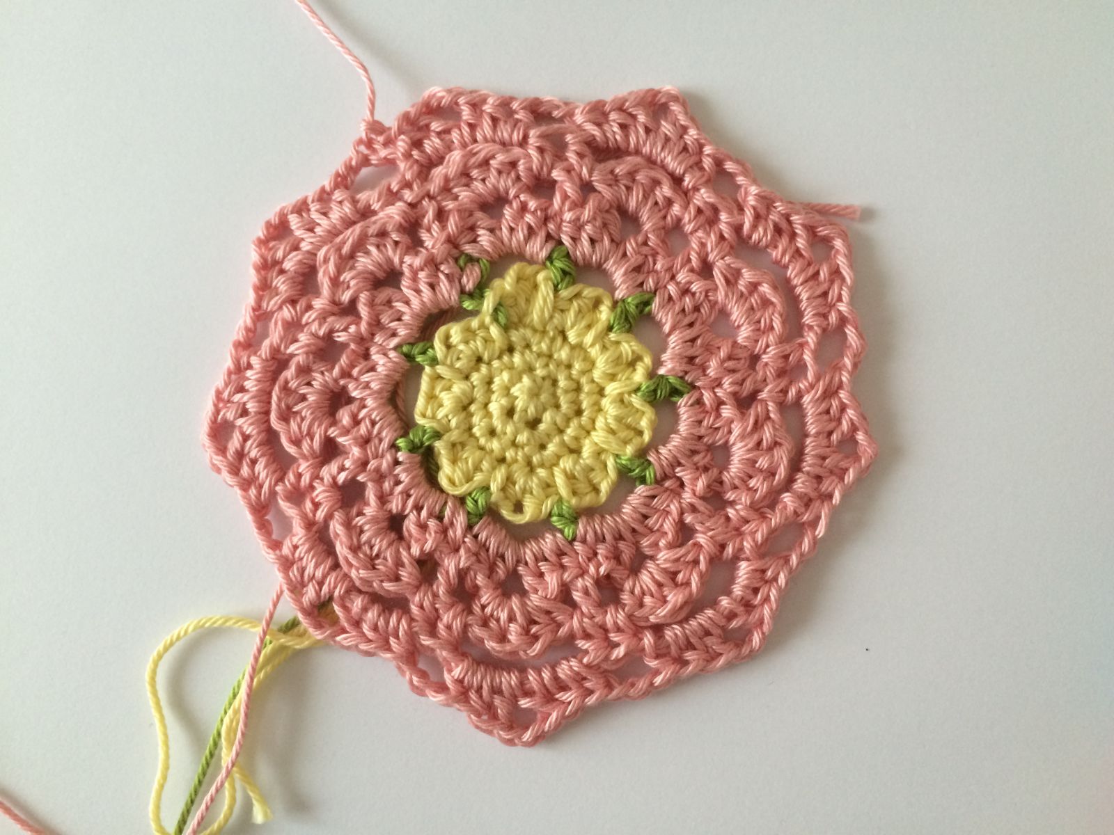 Blog-Inhaltsbild für 'Blumeuntersetzer, kostenlose Häkelanleitung'