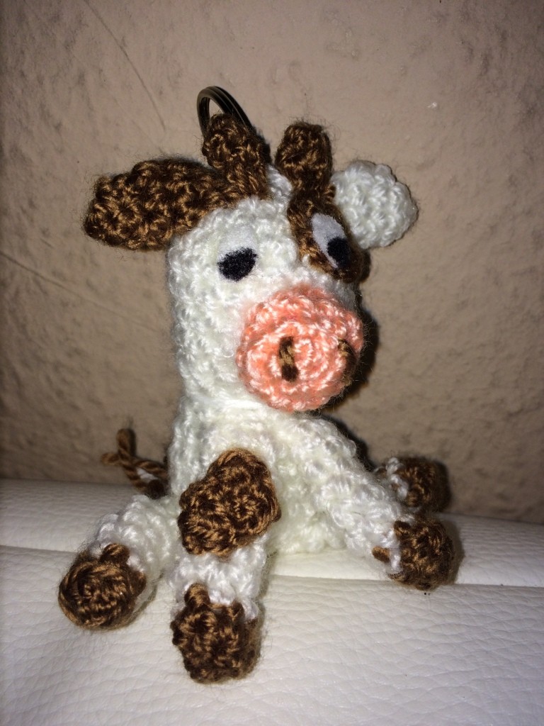 Blog-Inhaltsbild für 'Kostenlose Häkelanleitung - Kleine Kuh -Schlüsselanhänger Taschenbaumler'