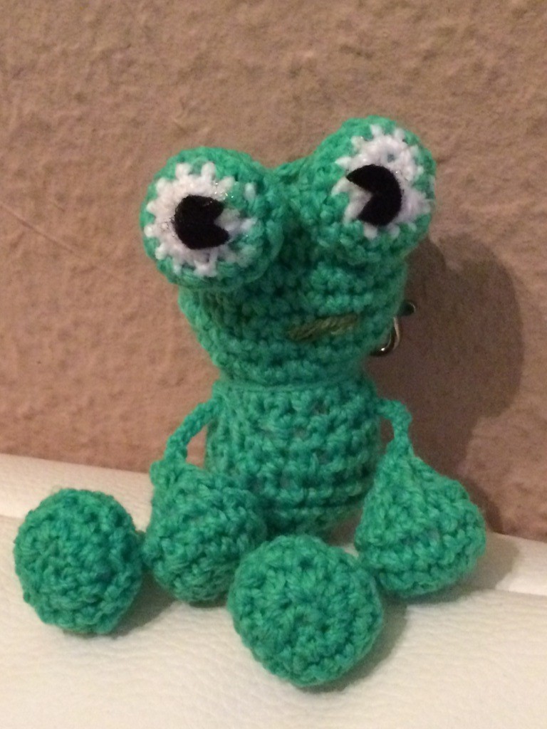 Blog-Inhaltsbild für 'Kostenlose Häkelanleitung - Kleiner Frosch Schlüsselanhänger Taschenbaumler'