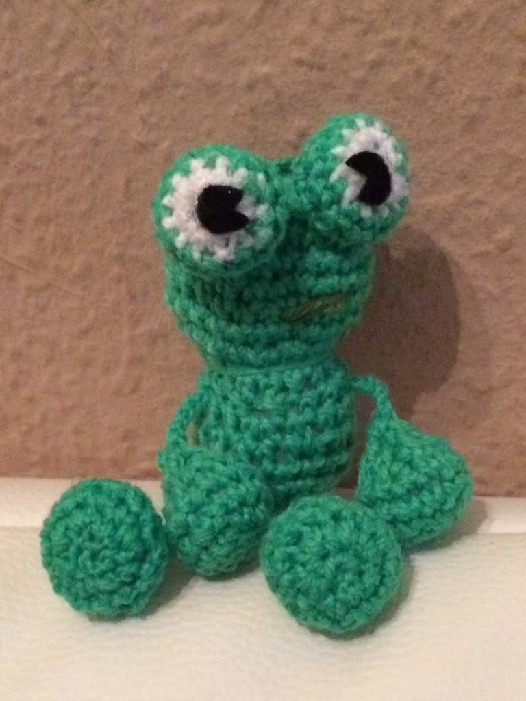 Blog-Inhaltsbild für 'Kostenlose Häkelanleitung - Kleiner Frosch Schlüsselanhänger Taschenbaumler'