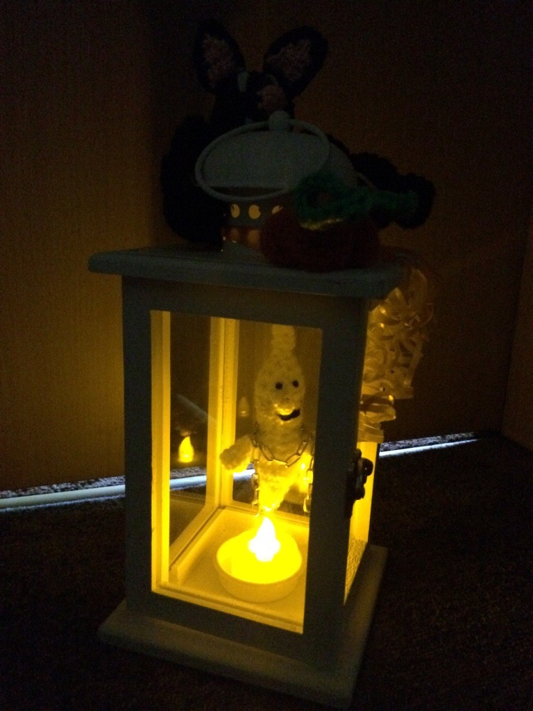 Blog-Inhaltsbild für 'Kostenlose Häkelanleitung - kleiner Geist in der Lampe mit LED Licht'