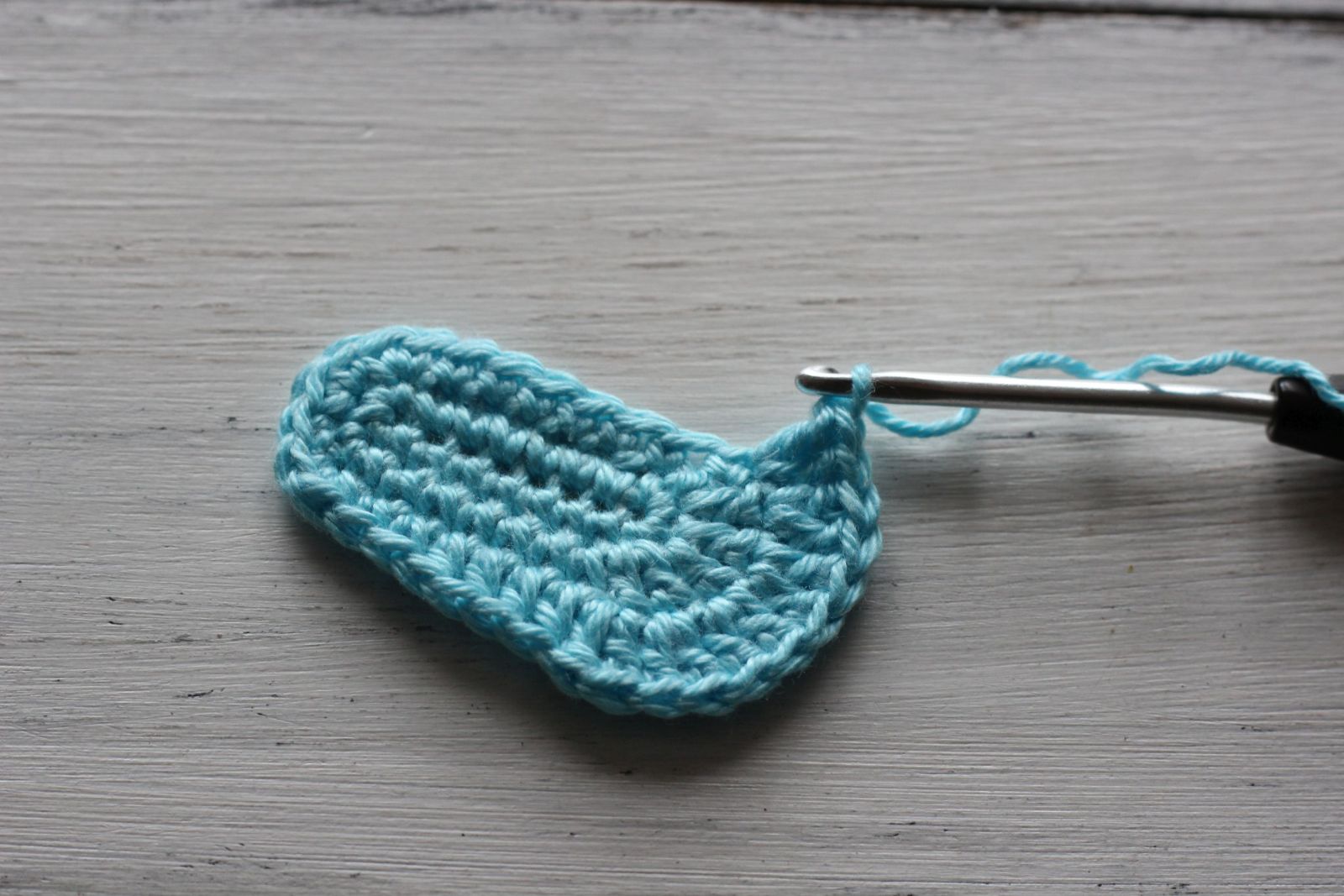 Blog-Inhaltsbild für 'Kostenlose Häkelanleitung für Puppen Turnschuhe'