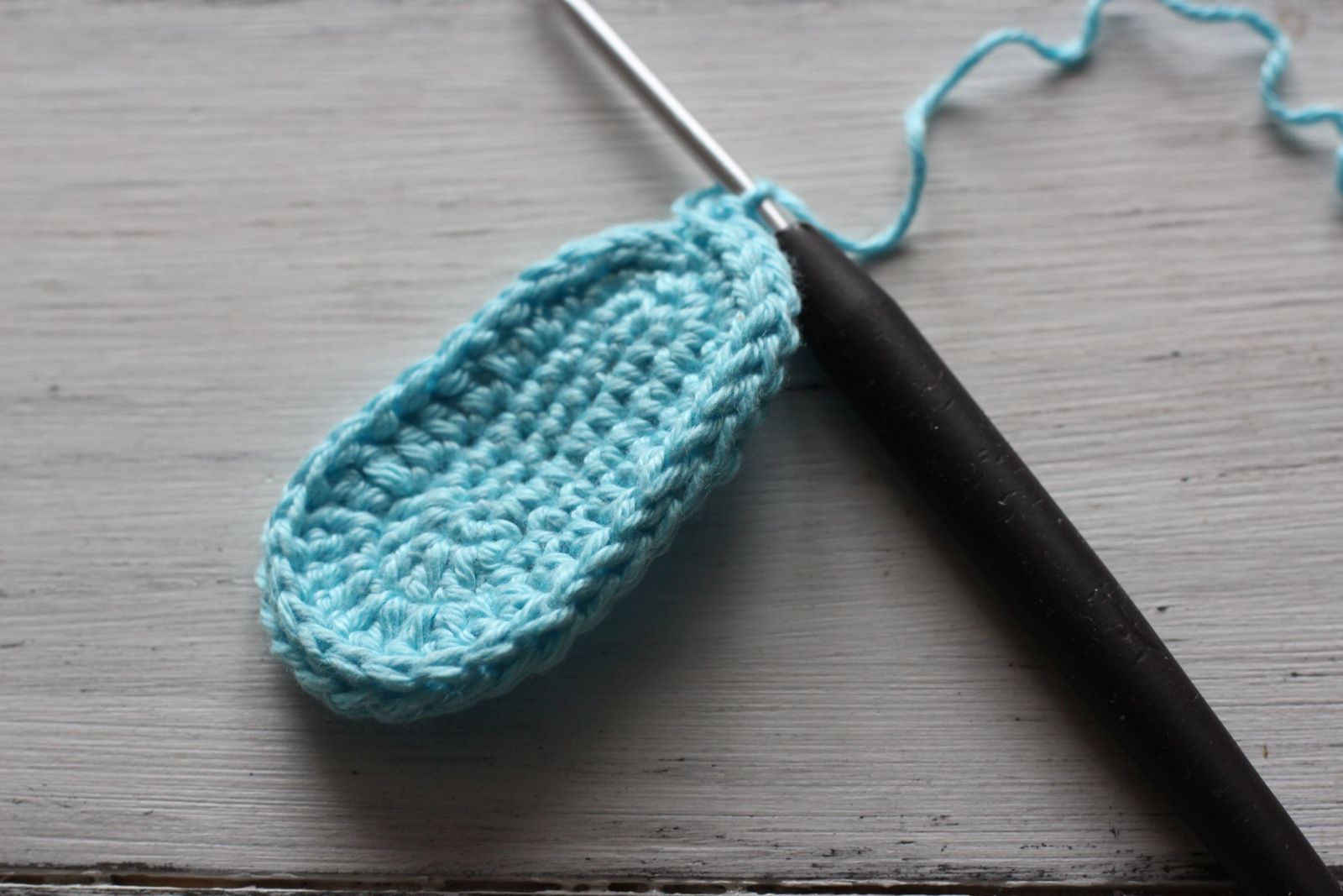 Blog-Inhaltsbild für 'Kostenlose Häkelanleitung für Puppen Turnschuhe'