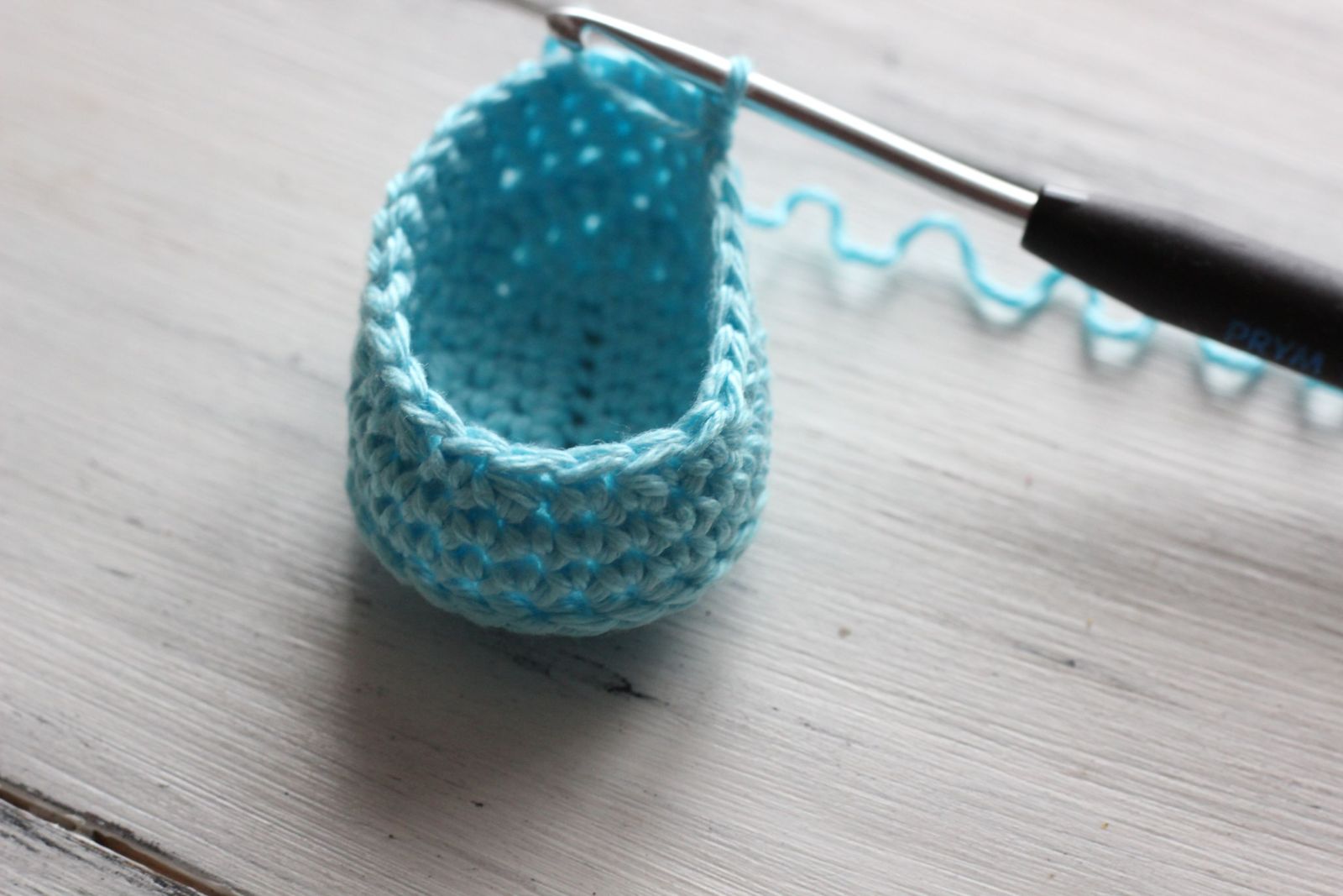 Blog-Inhaltsbild für 'Kostenlose Häkelanleitung für Puppen Turnschuhe'