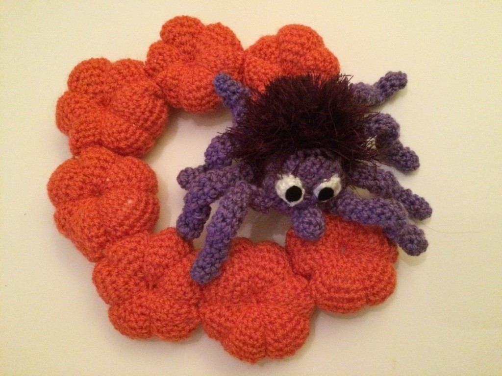 Blog-Inhaltsbild für 'Kostenlose Häkelanleitung - Halloween Dekokranz Türkranz - Spinne und Fledermaus'