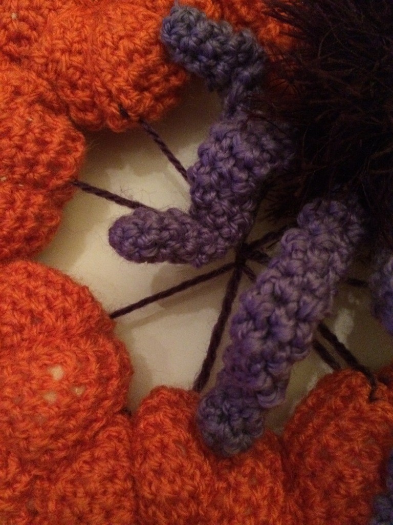 Blog-Inhaltsbild für 'Kostenlose Häkelanleitung - Halloween Dekokranz Türkranz - Spinne und Fledermaus'