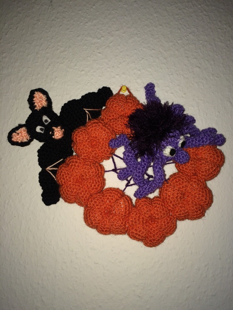 Blog-Inhaltsbild für 'Kostenlose Häkelanleitung - Halloween Dekokranz Türkranz - Spinne und Fledermaus'