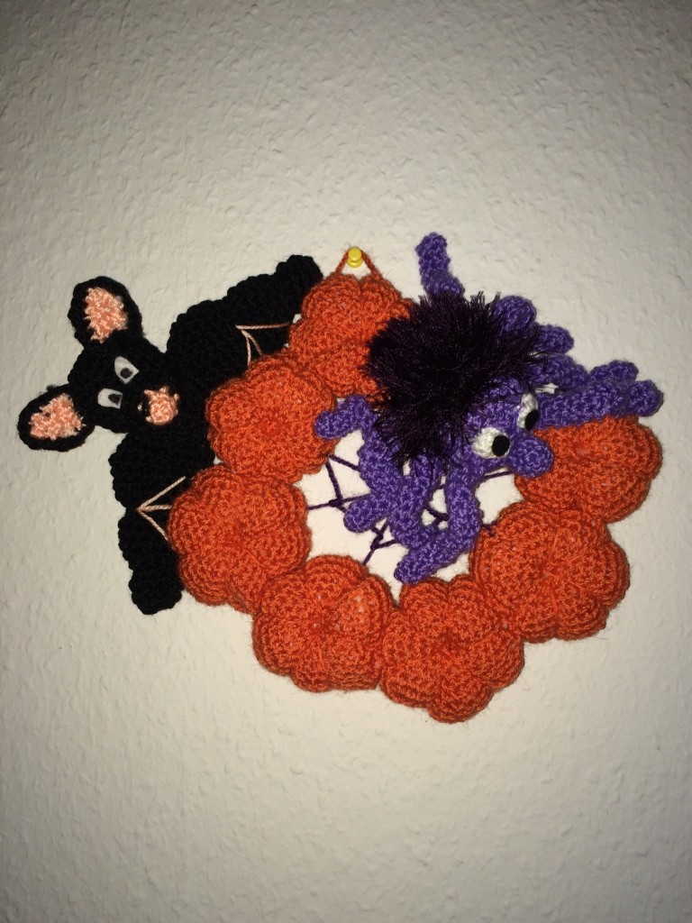 Blog-Inhaltsbild für 'Kostenlose Häkelanleitung - Halloween Dekokranz Türkranz - Spinne und Fledermaus'