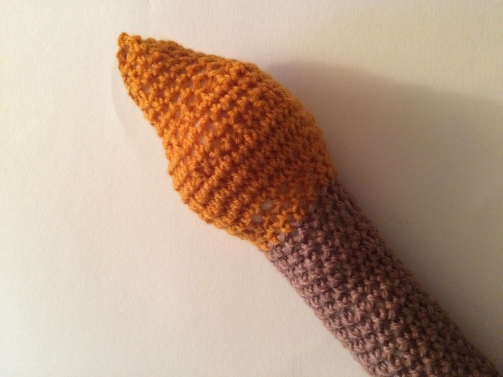 Blog-Inhaltsbild für 'Kostenlose Häkelanleitung - Kleine Kürbise auf dem Besen - Türdeko - Halloweendeko'