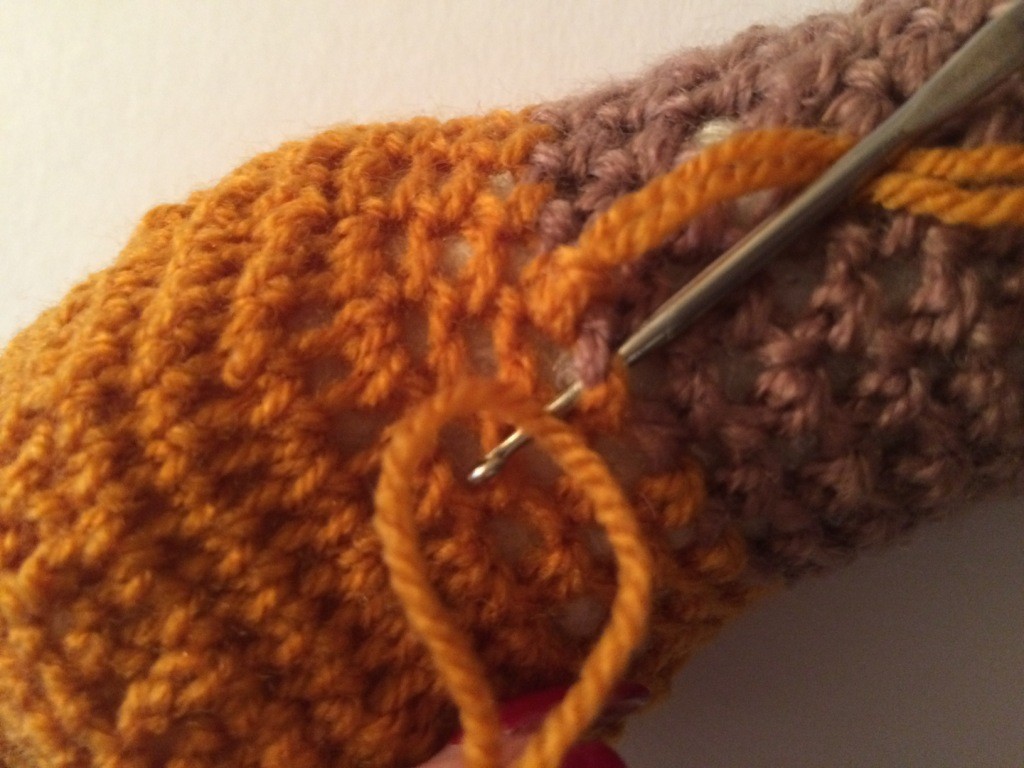 Blog-Inhaltsbild für 'Kostenlose Häkelanleitung - Kleine Kürbise auf dem Besen - Türdeko - Halloweendeko'