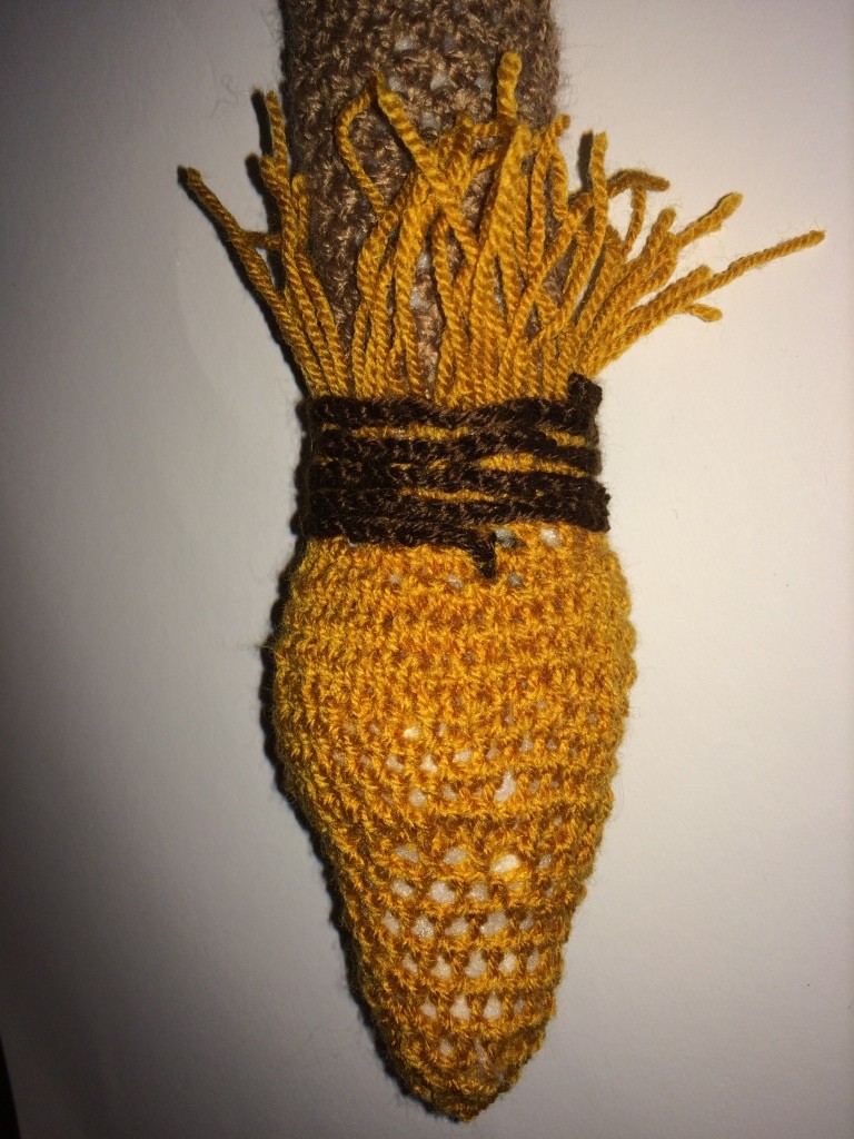 Blog-Inhaltsbild für 'Kostenlose Häkelanleitung - Kleine Kürbise auf dem Besen - Türdeko - Halloweendeko'