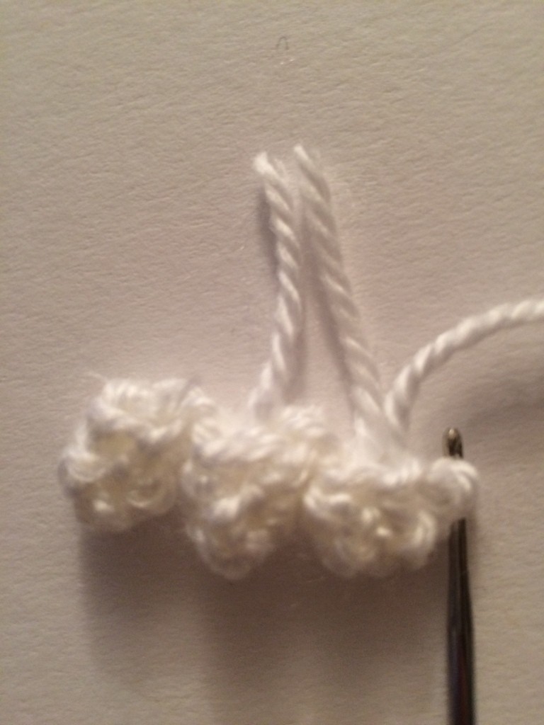 Blog-Inhaltsbild für 'Kostenlose Häkelanleitung - Kleine Kürbise auf dem Besen - Türdeko - Halloweendeko'