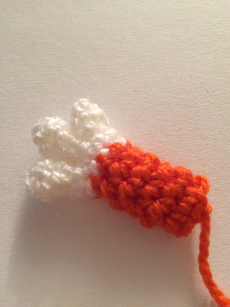 Blog-Inhaltsbild für 'Kostenlose Häkelanleitung - Kleine Kürbise auf dem Besen - Türdeko - Halloweendeko'