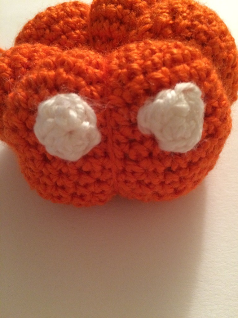 Blog-Inhaltsbild für 'Kostenlose Häkelanleitung - Kleine Kürbise auf dem Besen - Türdeko - Halloweendeko'