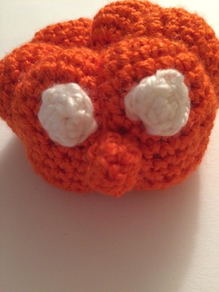 Blog-Inhaltsbild für 'Kostenlose Häkelanleitung - Kleine Kürbise auf dem Besen - Türdeko - Halloweendeko'