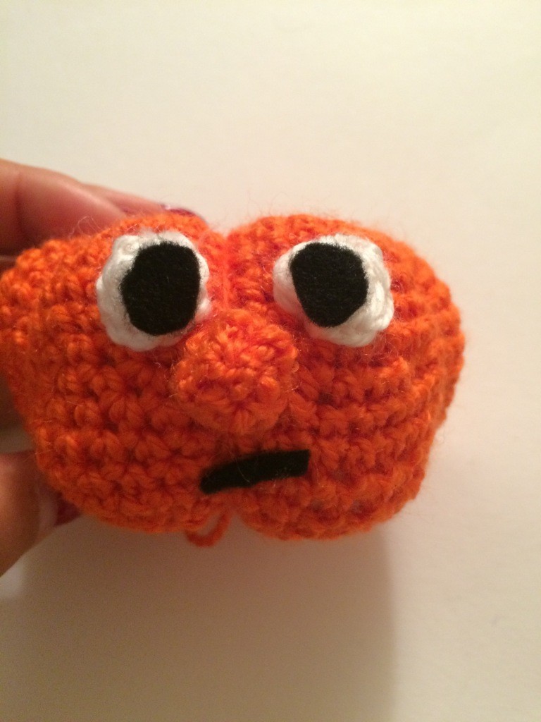 Blog-Inhaltsbild für 'Kostenlose Häkelanleitung - Kleine Kürbise auf dem Besen - Türdeko - Halloweendeko'