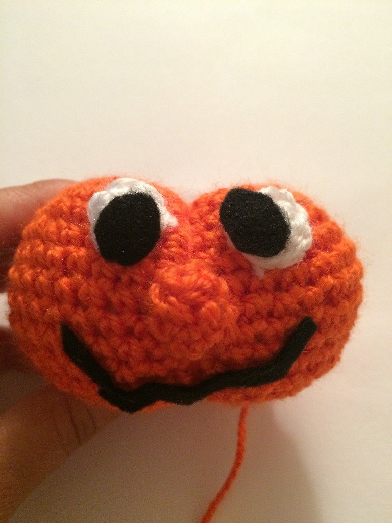 Blog-Inhaltsbild für 'Kostenlose Häkelanleitung - Kleine Kürbise auf dem Besen - Türdeko - Halloweendeko'