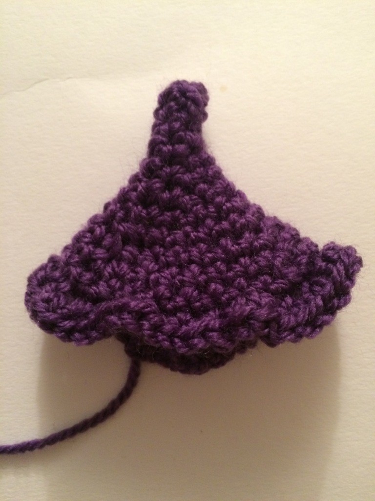 Blog-Inhaltsbild für 'Kostenlose Häkelanleitung - Kleine Kürbise auf dem Besen - Türdeko - Halloweendeko'