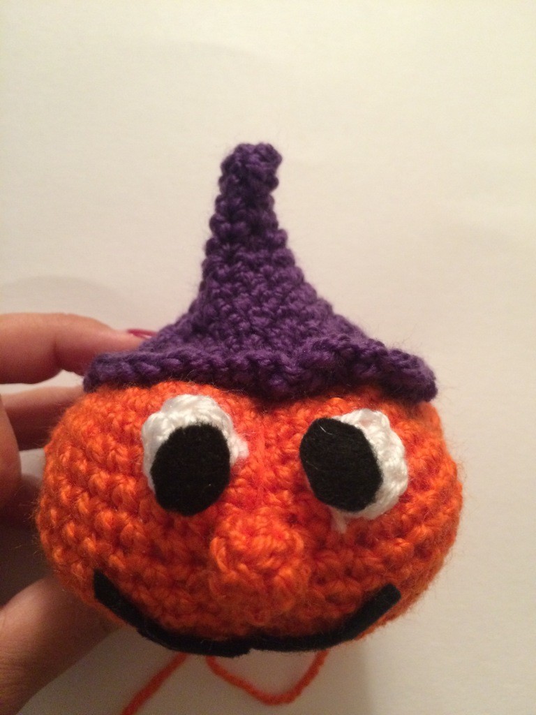 Blog-Inhaltsbild für 'Kostenlose Häkelanleitung - Kleine Kürbise auf dem Besen - Türdeko - Halloweendeko'