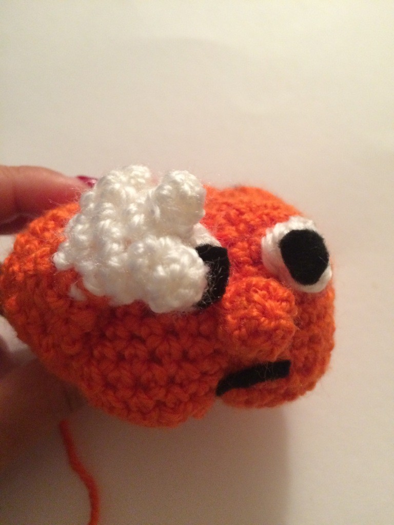 Blog-Inhaltsbild für 'Kostenlose Häkelanleitung - Kleine Kürbise auf dem Besen - Türdeko - Halloweendeko'