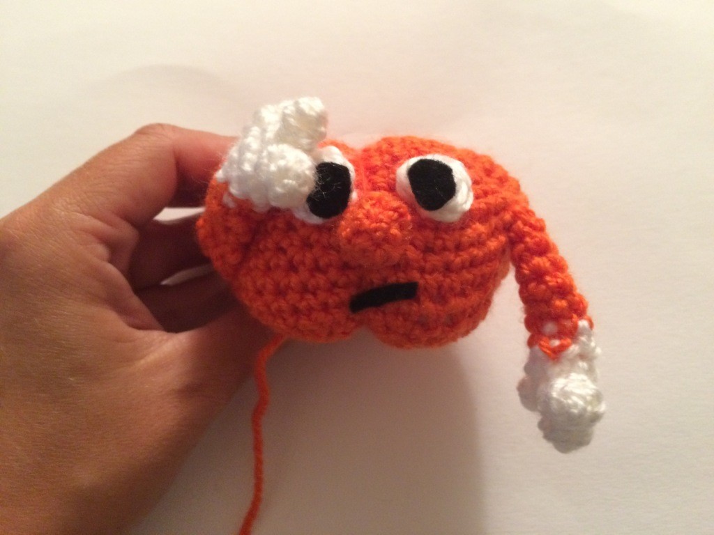 Blog-Inhaltsbild für 'Kostenlose Häkelanleitung - Kleine Kürbise auf dem Besen - Türdeko - Halloweendeko'