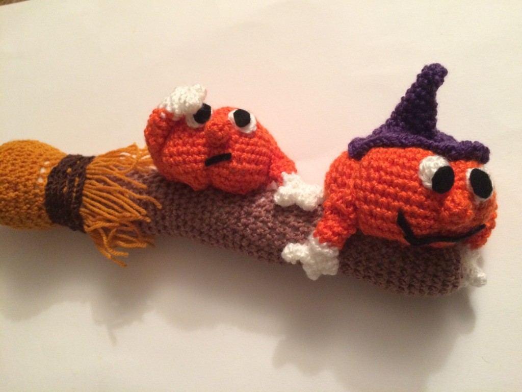 Blog-Inhaltsbild für 'Kostenlose Häkelanleitung - Kleine Kürbise auf dem Besen - Türdeko - Halloweendeko'