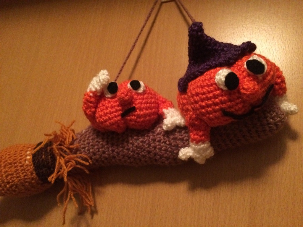 Blog-Inhaltsbild für 'Kostenlose Häkelanleitung - Kleine Kürbise auf dem Besen - Türdeko - Halloweendeko'