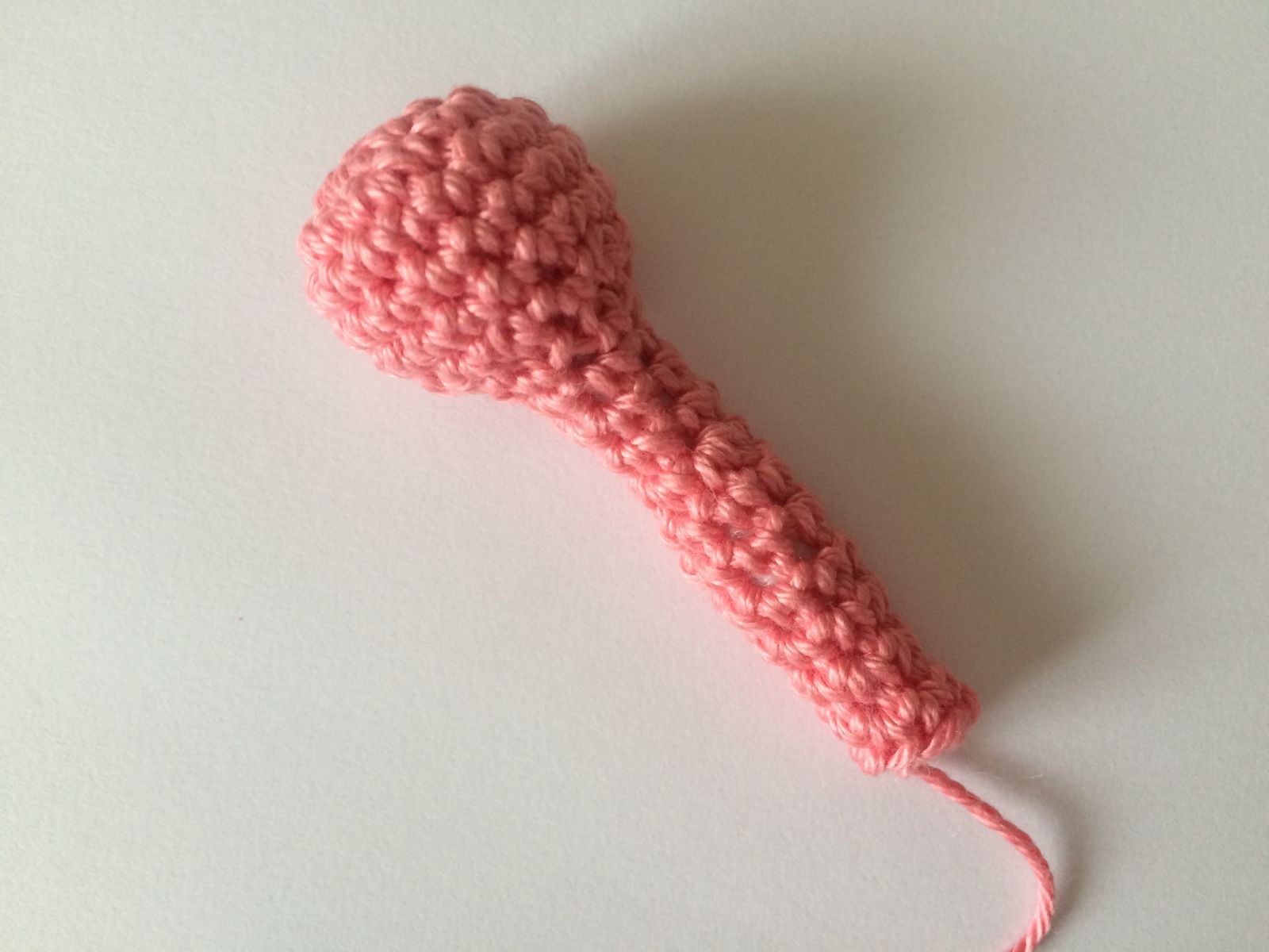 Blog-Inhaltsbild für 'Schnullerkette Flamingo Esra, kostenlose Häkelanleitung'