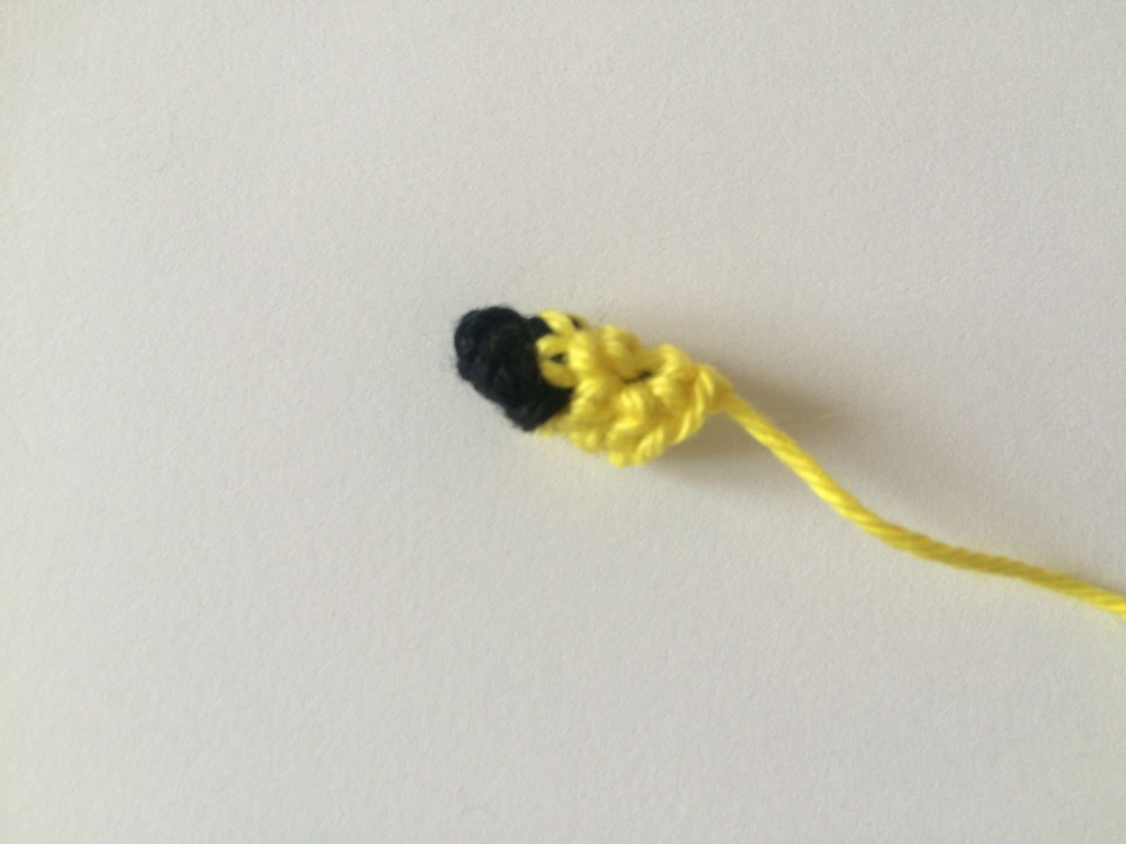 Blog-Inhaltsbild für 'Schnullerkette Flamingo Esra, kostenlose Häkelanleitung'