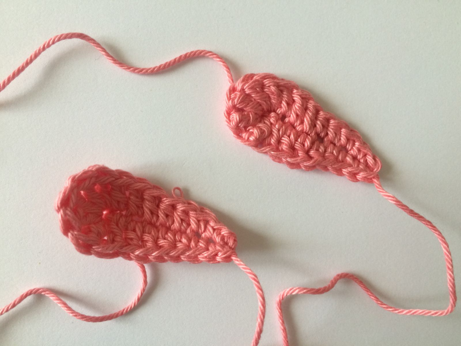 Blog-Inhaltsbild für 'Schnullerkette Flamingo Esra, kostenlose Häkelanleitung'