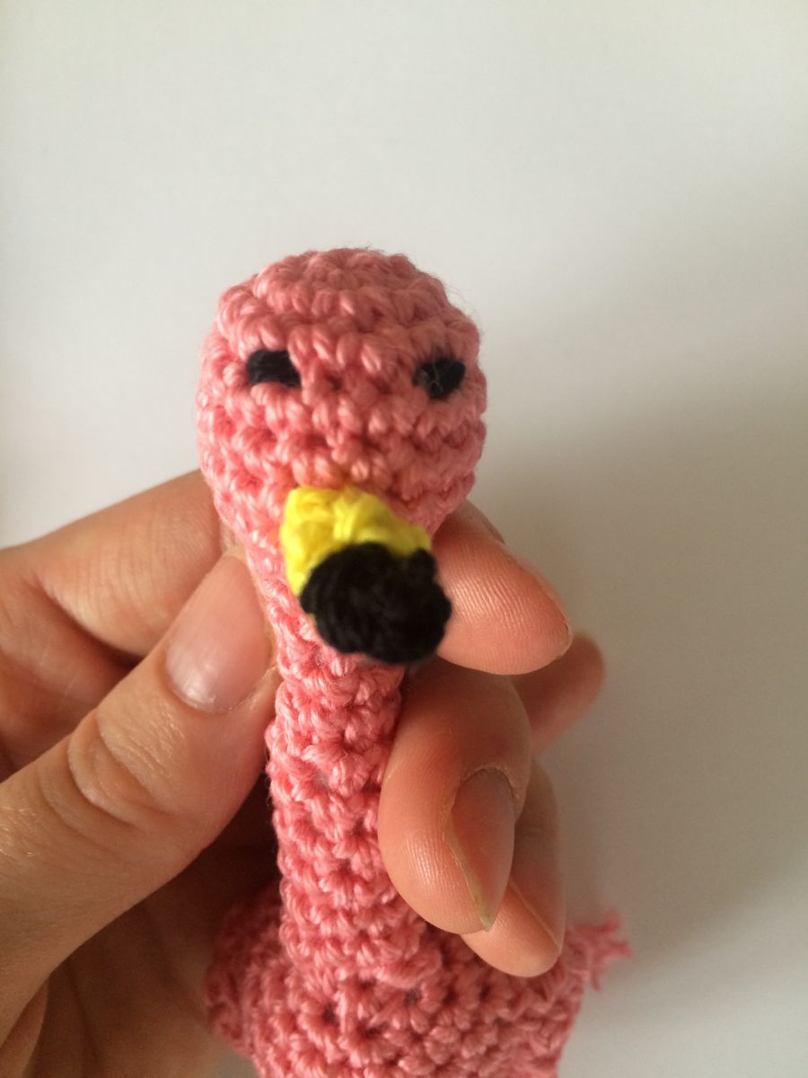 Blog-Inhaltsbild für 'Schnullerkette Flamingo Esra, kostenlose Häkelanleitung'