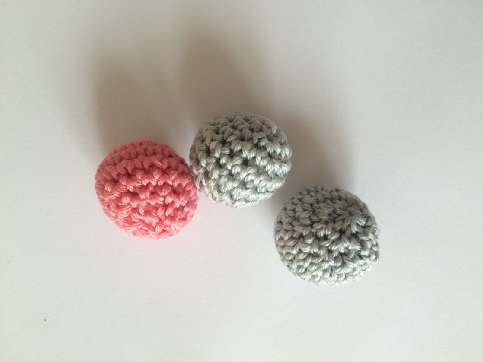 Blog-Inhaltsbild für 'Schnullerkette Flamingo Esra, kostenlose Häkelanleitung'