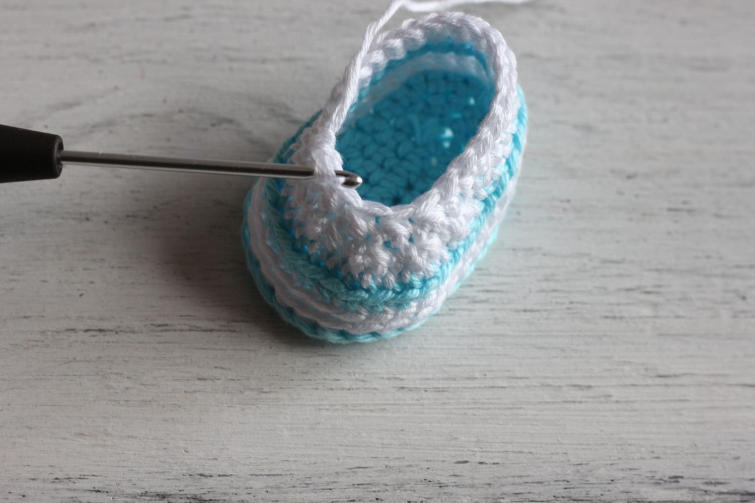 Blog-Inhaltsbild für 'Kostenlose Häkelanleitung für Puppen Turnschuhe'